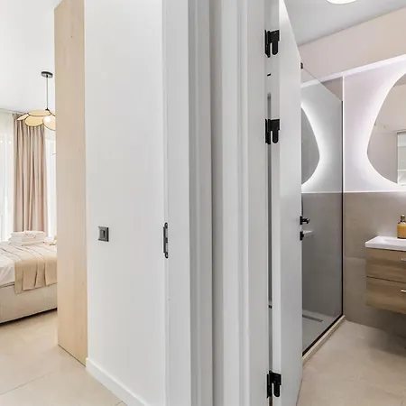 Andreas In Odyssey Pool & *