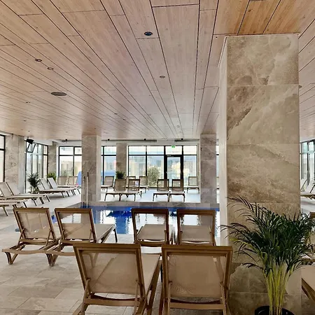 Andreas In Odyssey Pool & *