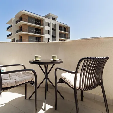 Andreas In Odyssey Pool & *