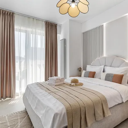 Andreas In Odyssey Pool & *