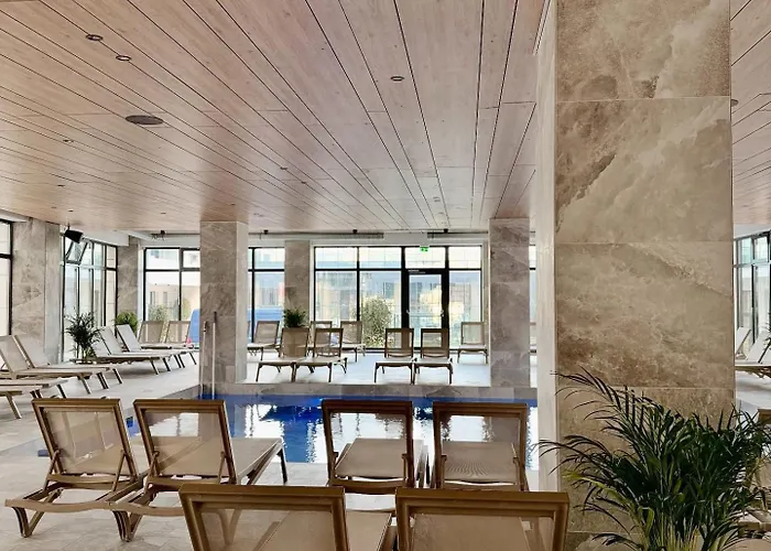 Andreas In Odyssey Pool & *