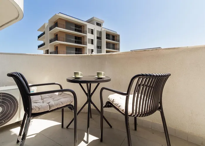 Andreas In Odyssey Pool & *