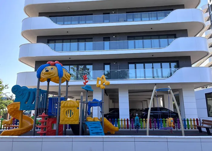 Andreas In Odyssey Pool & *