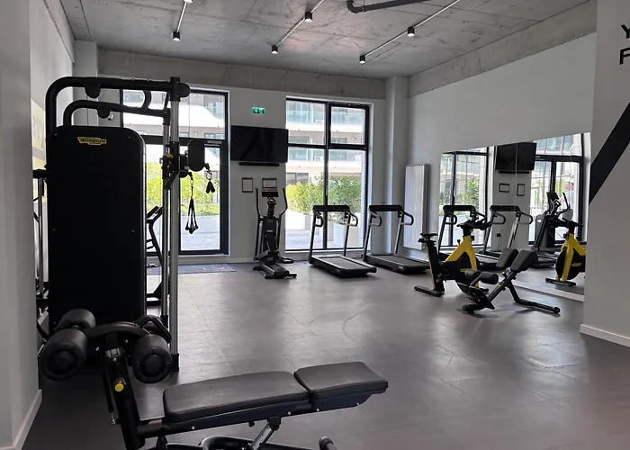 Andreas In Odyssey Pool & *